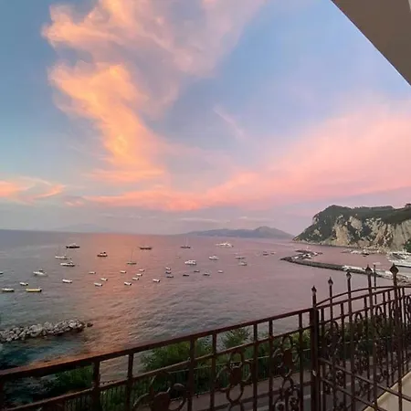 Casa Di Charme Panoramica A Sulla Spiaggia. Apartamento Capri